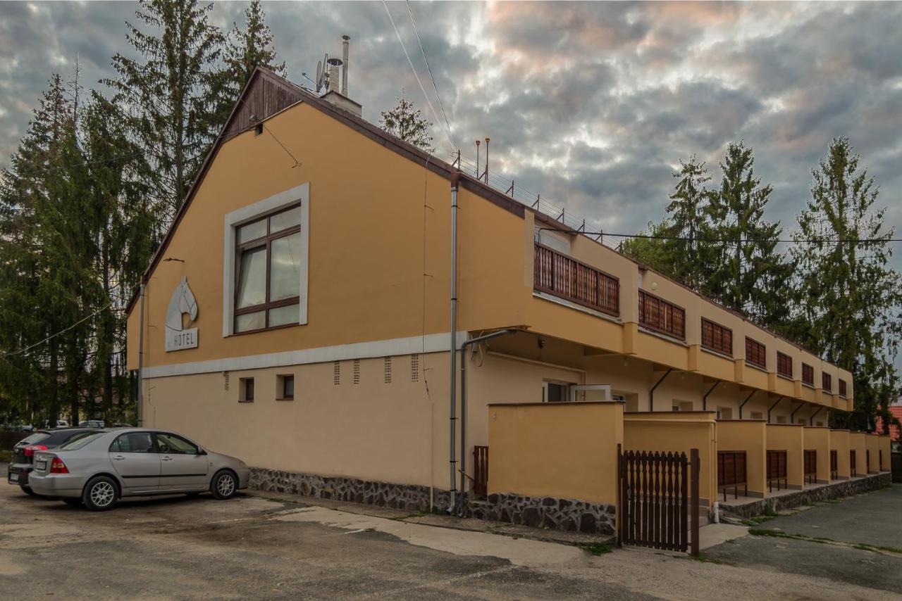 Lipicai Hotel Es Etterem Szilvasvarad Bagian luar foto