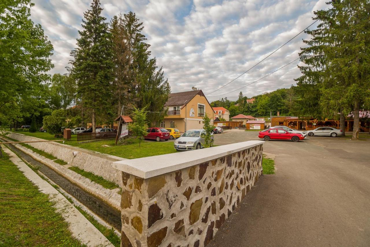 Lipicai Hotel Es Etterem Szilvasvarad Bagian luar foto