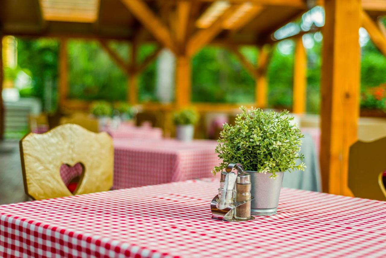 Lipicai Hotel Es Etterem Szilvasvarad Bagian luar foto