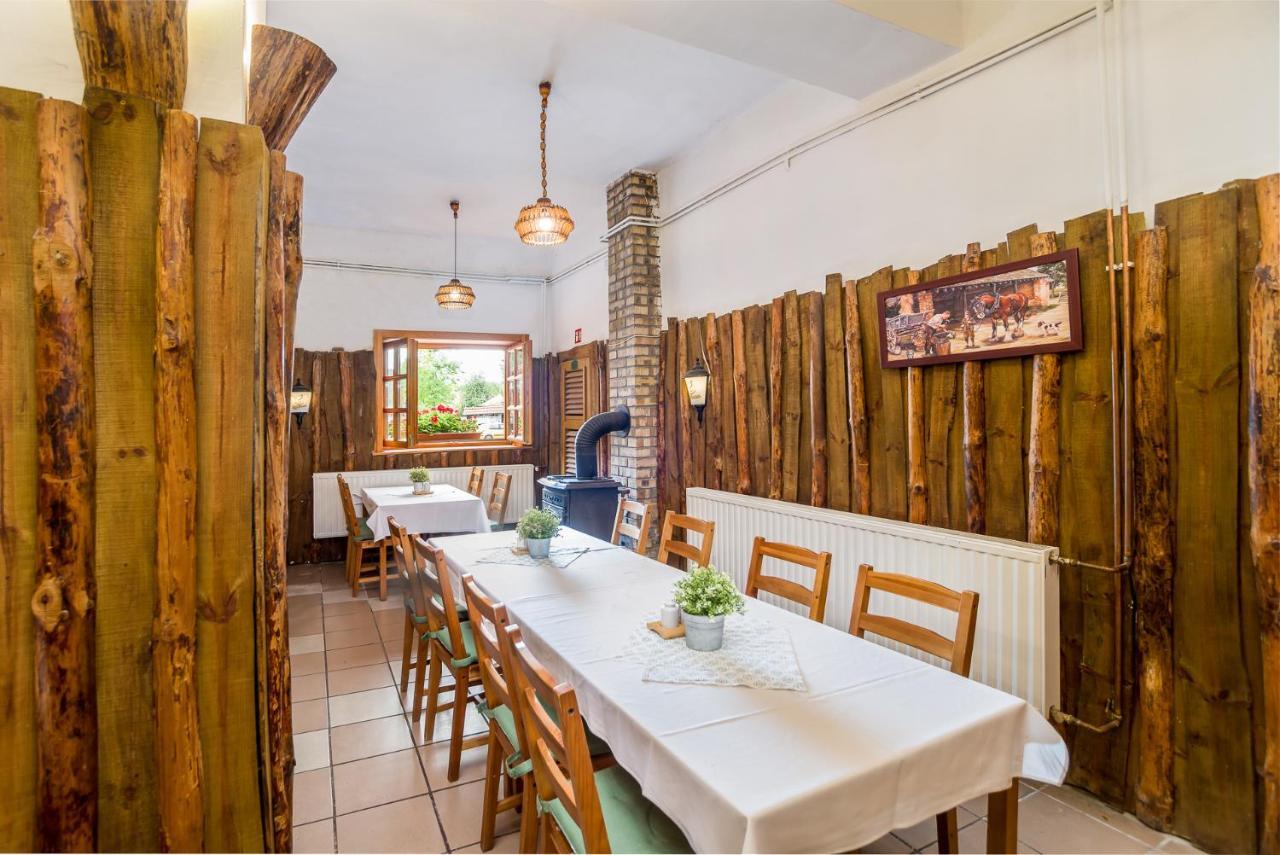 Lipicai Hotel Es Etterem Szilvasvarad Bagian luar foto