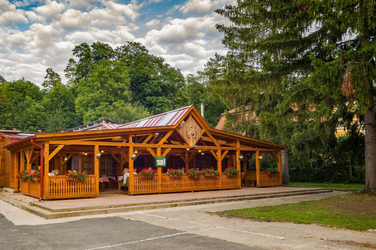 Lipicai Hotel Es Etterem Szilvasvarad Bagian luar foto